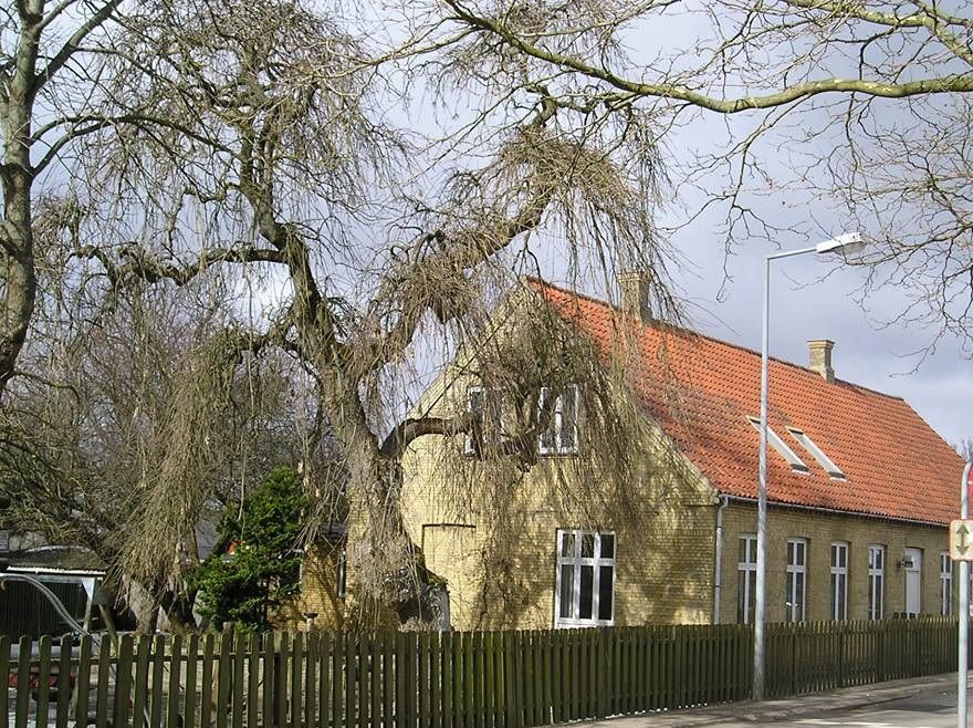 Foto Michael Laursen 2019. Har sørgeasken stået her siden 1864?