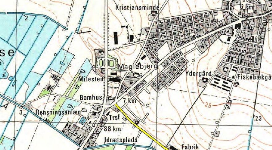 Fragevej er markeret med gult på dette udsnit af et ældre 4 cm kort. Ved Rynkebjerg skifter vejen navn til Kohavevej. 4 cm kort Geodætisk institut trykt 1977, udarbejdet efter flyfoto 1973 og komlementeret i marken 1975.