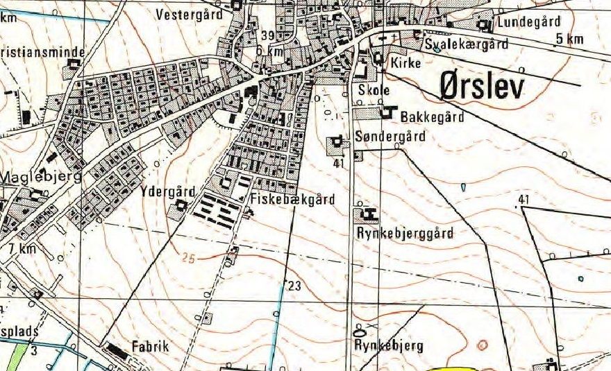 Ellerødvej, der er markeret med gult på det ældre 4 cm kort herover er en sidevej til Rynkebjerg. Vejen ender som privat indkørsel til Ellerødgård. Forbi Ellerødgård er der privat grusvejsforbindelse op til Lundevej. 4 cm kort Geodætisk institut trykt 1977, udarbejdet efter flyfoto 1973 og komlementeret i marken 1975.