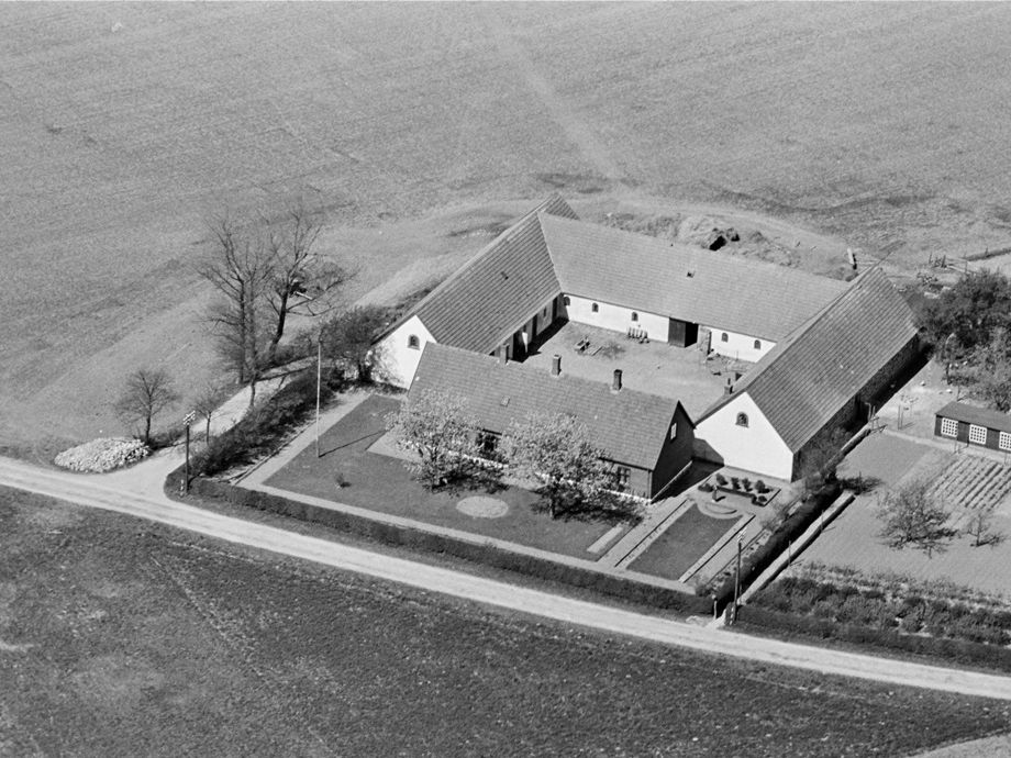 Annexgården som den så ud i sidste halvdel af 1930erne. Det er Ugledigevej der ligger foran gården. Sylvest Jensen Luftfoto 1936-38. Danmark set fra luften. Det Kongelige Bibliotek.