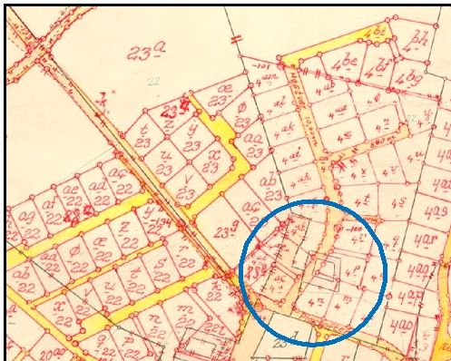 På dette nyere matrikelkort der er tegnet ovenpå et ældre kort, anes gårdens placering inden den blev flyttet ud af byen i 1888. Geodatastyrelsen.