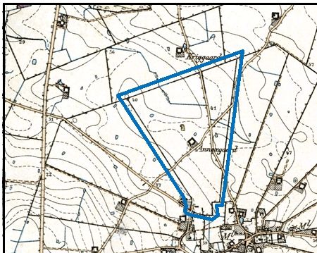 På dette kort fra 1890 er markeret den jordlod som gården fik tildelt ved udskiftningen i 1798. Gården ses liggende midt i marken på den placering den fik efter den blev flyttet ud fra byen i 1888. Geodatastyrelsen.