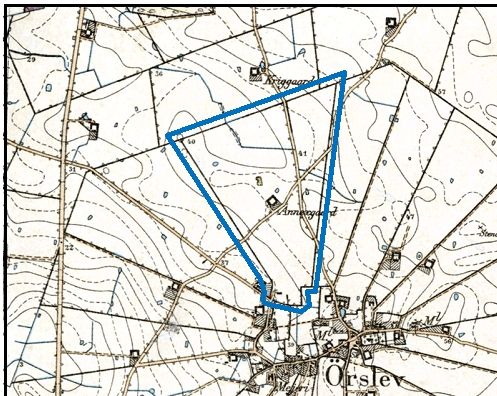 På dette kort fra 1890 er markeret den jordlod som gården fik tildelt ved udskiftningen i 1798. Gården ses liggende midt i marken på den placering den fik efter den blev flyttet ud fra byen i 1888. Geodatastyrelsen.
