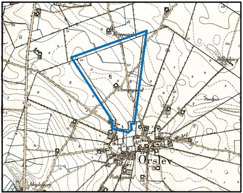 På dette kort fra 1890 er markeret den jordlod som gården fik tildelt ved udskiftningen i 1798. Gården ses liggende midt i marken på den placering den fik efter den blev flyttet ud fra byen i 1888. Geodatastyrelsen.