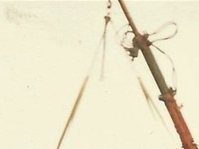 Dette billede er formodentligt fra 1986. Man er ved at lægge tag på Uglereden.