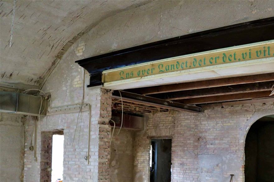 Dette foto er taget d. 17. februar 2020. Her ses den gamle portal med teksten: 