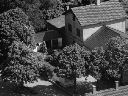 Luftfoto fra 1959. Imellem træerne anes den lille isbod som forsamlingshusets bestyrer drev i en årrække.Sylvest Jensen luftfoto. Det kongelige bibliotek.