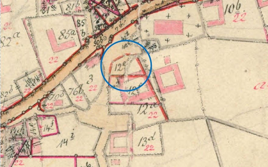 Forsamlingshuset blev bygget i 1889 på matrikel 12e. Denne matrikel var udskilt fra en gårdtofte, som gården med matrikelnummer 12 oprindeligt lå på. På dette matrikelkort der var gældende fra 1881 til 1940 ses hvordan gårdens bygninger lå i forhold til den matrikel forsamlingshuset blev bygget på. Geodatastyrelsen.