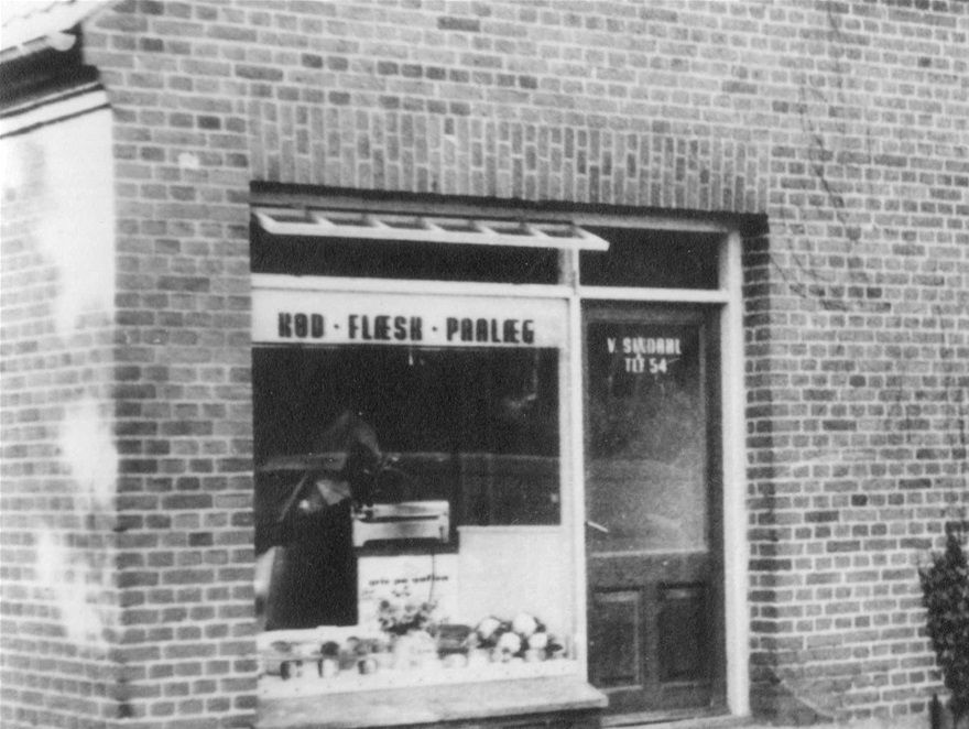 Slagterbutikken på Ørslevvej 112. Facaden ud mod Ørslevvej. Butikken havde på dette tidspunkt telefon. Læg mærke til skiltet på døren: 