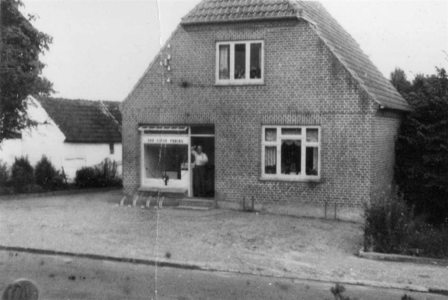Slagterbutikken Ørslevvej 112. Det må være Slagtermester Viggo Sindahl der står i døren. Der findes ingen datering af billedet, men et forsigtigt bud kan være at det er taget 1945-1955. Billedet er venligst stillet til rådighed af Marianne Sindahl.