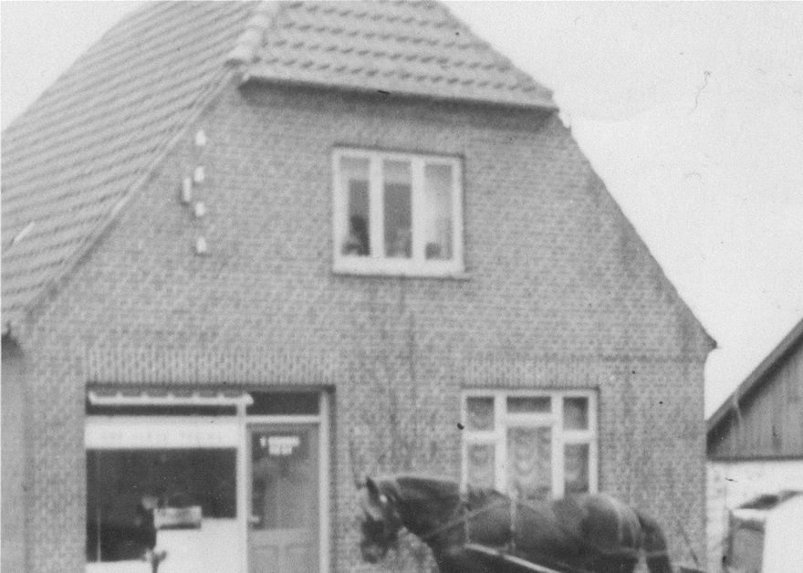 Slagterbutikken på Ørslevvej 112. Det er formodentligt slagtermesterens egen hest og vogn. Datering er ukendt, men er godt bud er 1940-1950. Billedet er venligst stillet til rådighed af Marianne Sindahl.