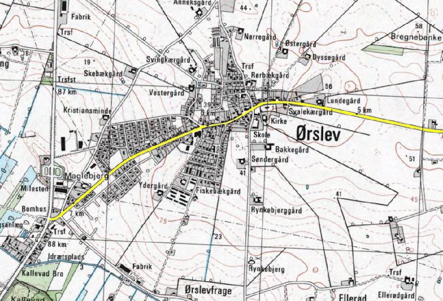 Ørslevvej er byens hovedgade. Som det ses på dette ældre geodætiske kort gennemløber vejen hele byen fra tilslutningen til Københavnsvej i Ørslev Mose til den østlige udkant af byen hvor den fortsætter til Mern. 4 cm kort Geodætisk institut trykt 1977, udarbejdet efter flyfoto 1973 og komlementeret i marken 1974.