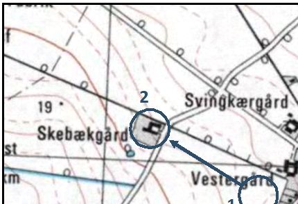 Skebækgården lå oprindeligt på det sted som den tomme cirkel markerer på dette ældre kort. Da gården skulle genopføres efter en brand i 1842 blev den flyttet ud til den placering der er vist på kortet.