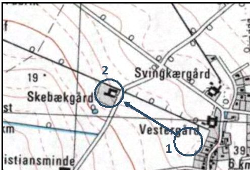 Skebækgården lå oprindeligt på det sted som den tomme cirkel markerer på dette ældre kort. Da gården skulle genopføres efter en brand i 1842 blev den flyttet ud til den placering der er vist på kortet.