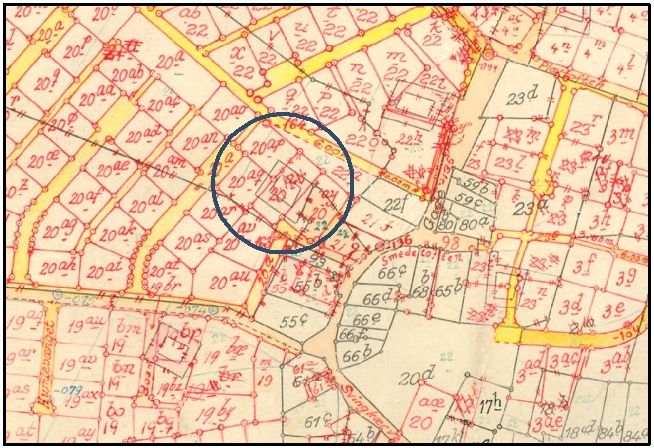 På dette ældre matrikelkort, der er tegnet ovenpå et endnu ældre matrikelkort, anes gårdens placering før 1842 i forhold til de nuværende villaveje. Gården lå i det område der nu ligger for enden af Klappervænget.