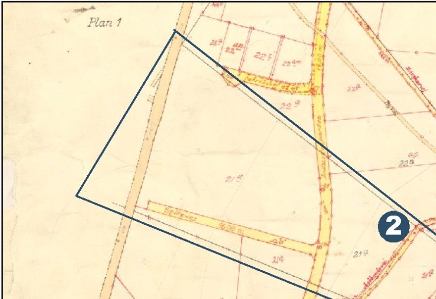 Her ses Skebækgårdens jord i forhold til de nuværende veje. 1 er gårdens placering frem til 1842 og 2 er gårdens placering fra 1842 til 1983.