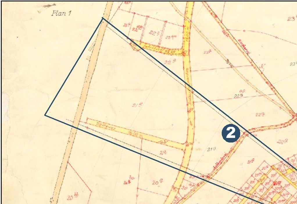 Her ses Skebækgårdens jord i forhold til de nuværende veje. 1 er gårdens placering frem til 1842 og 2 er gårdens placering fra 1842 til 1983.