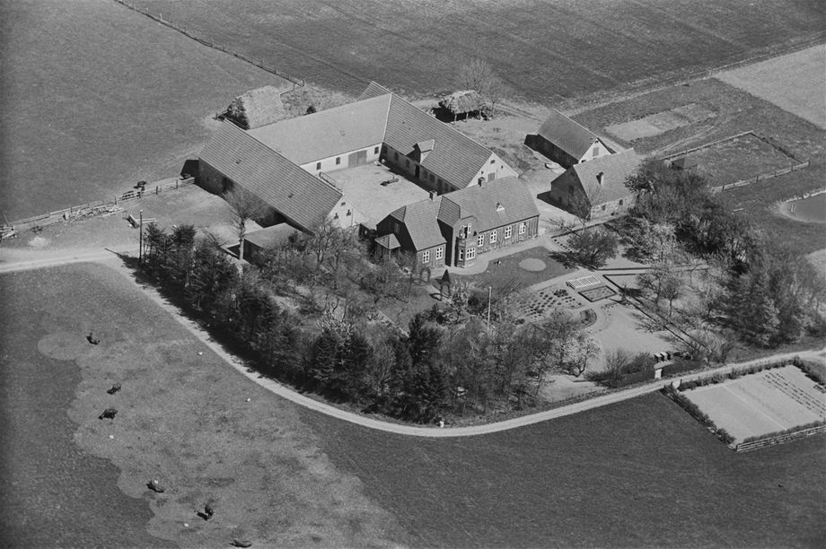 Ellerødgård som den så ud i 1936-38. Det Kongelige Bibliotek, Sylvest Jensen Luftfoto.