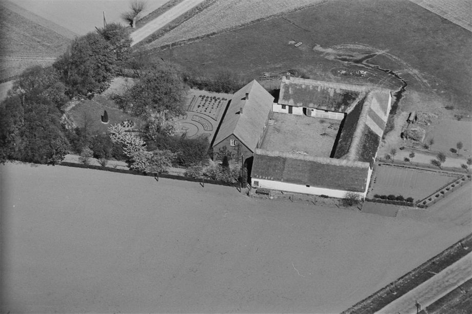 Maglebjerggård (vest) som den så ud i 1936-38. Det Kongelige Bibliotek, Sylvest Jensen Luftfoto.