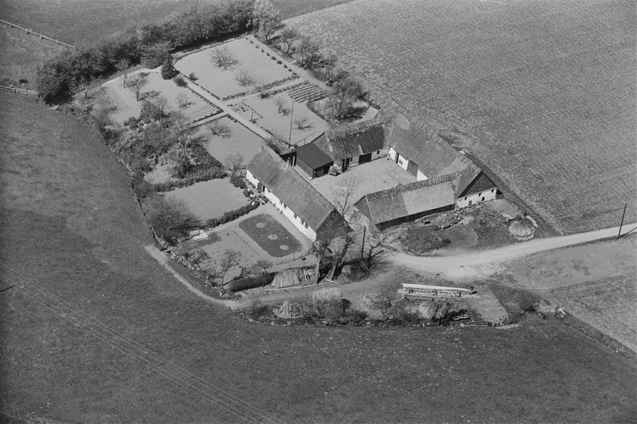 Skovbækgård som den så ud i 1936-38. Det Kongelige Bibliotek, Sylvest Jensen Luftfoto.